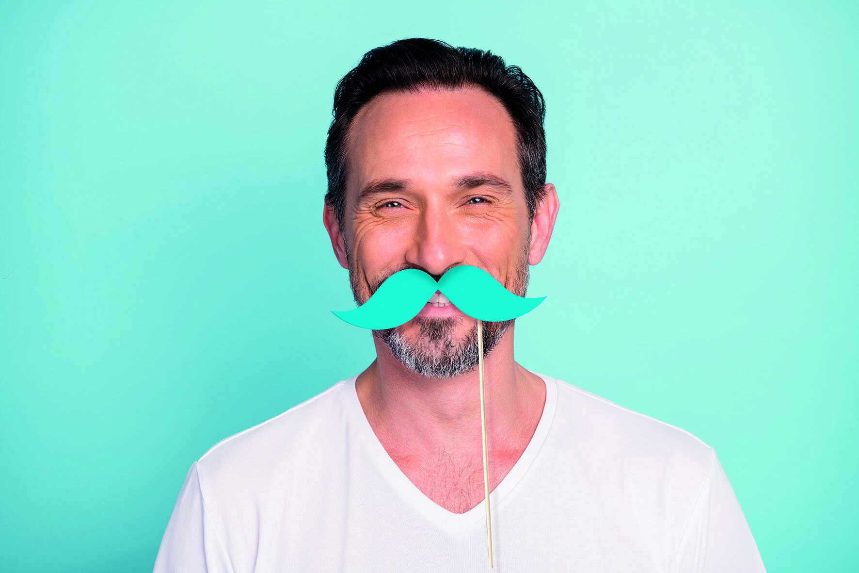 Man-met-prompt-een-snor-stok-klein-formaat