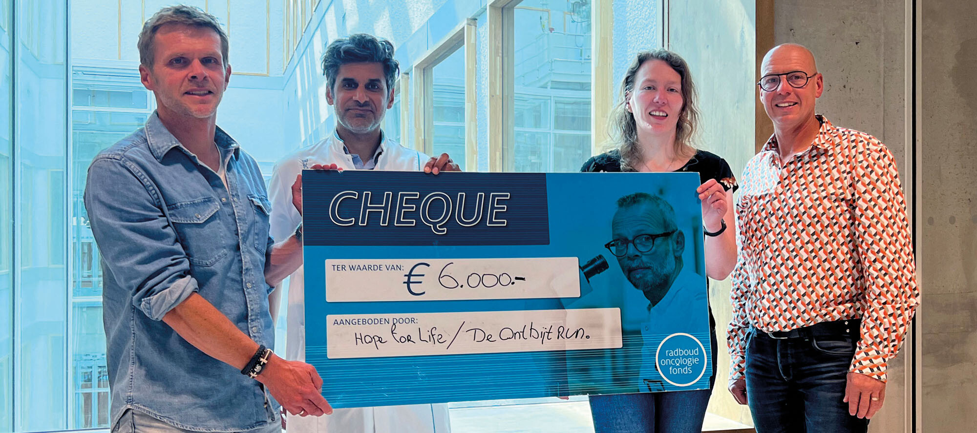 Mathieu-en-Cees-reiken-cheque-uit