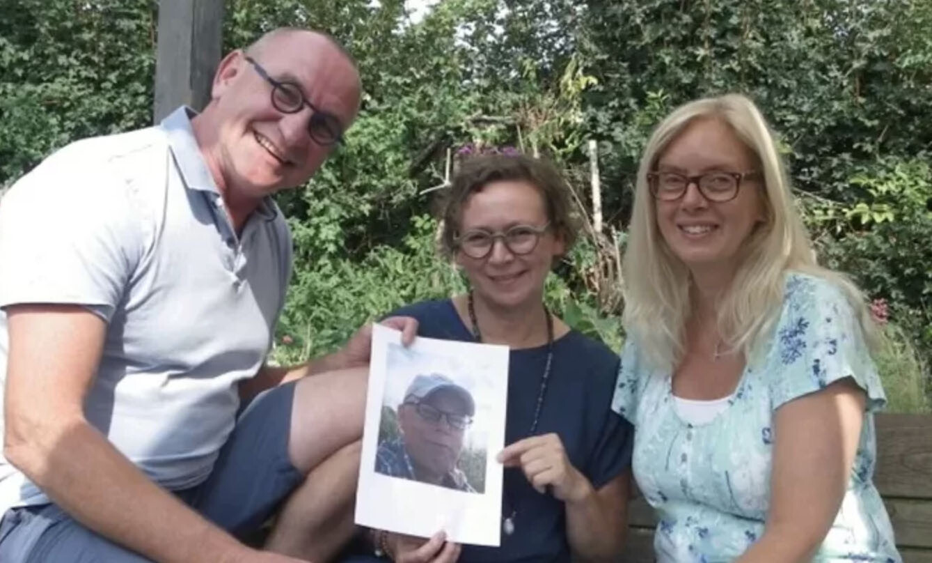 Frank Anette en Sandy met portret Piet-Jan